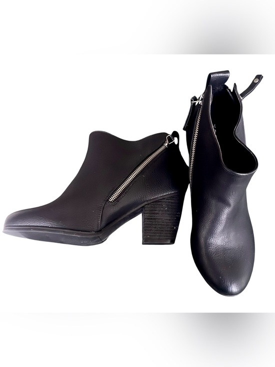 torrid Shoes - NWOT Torrid Black Side-Zip Block Heel Ankle Booties
